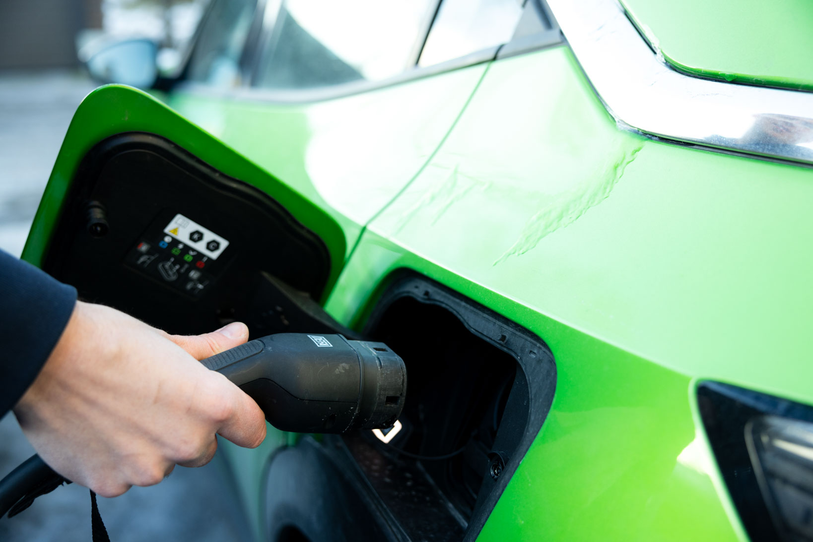 sähköautojen latauslaitteiden myynti laski