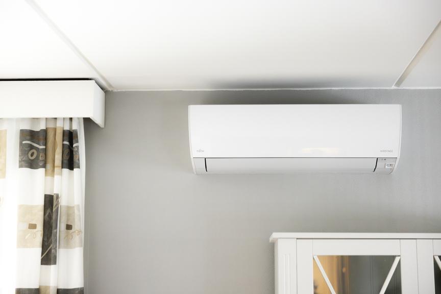 Ilmalämpöpumpun sisäyksikkö asunnon seinällä.