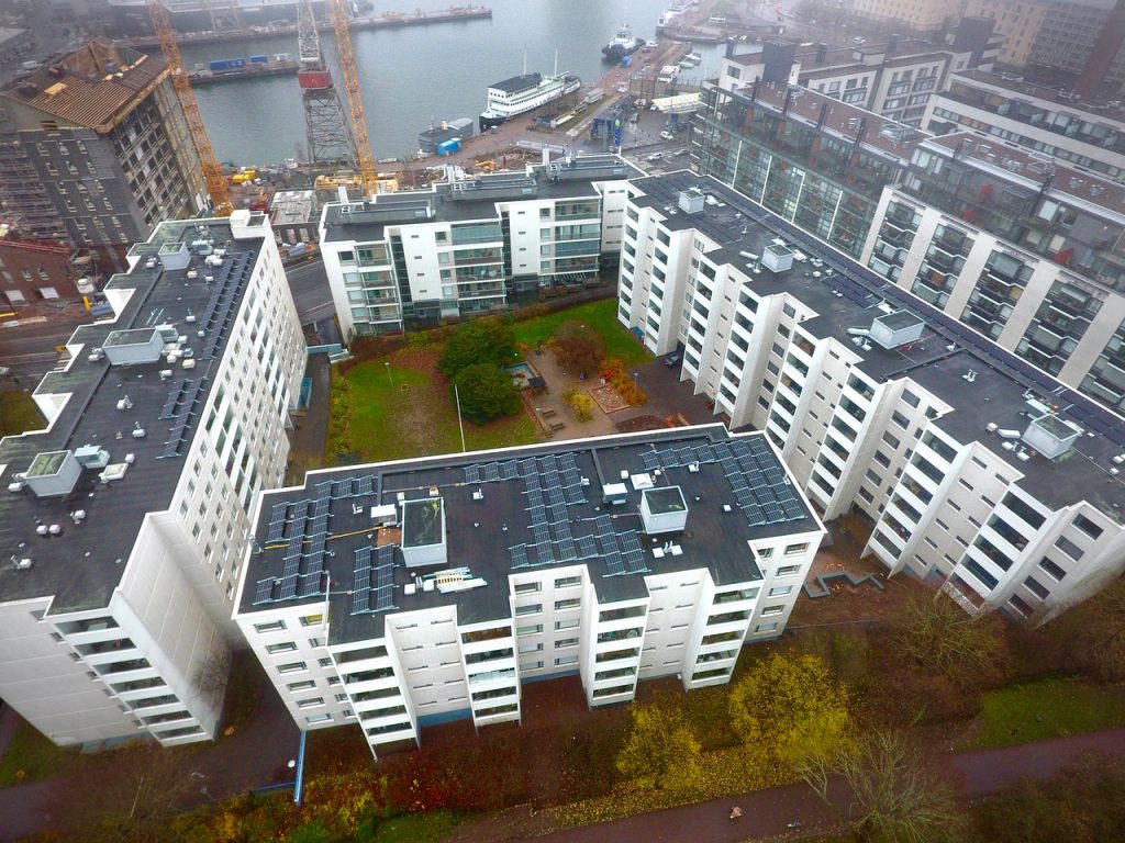 aurinkopaneelit talojen katoilla