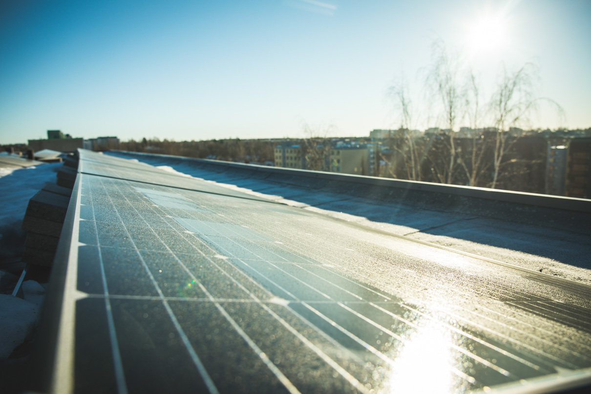 Lumen väheneminen kasvattaa aurinkosähkön tuotantoa.