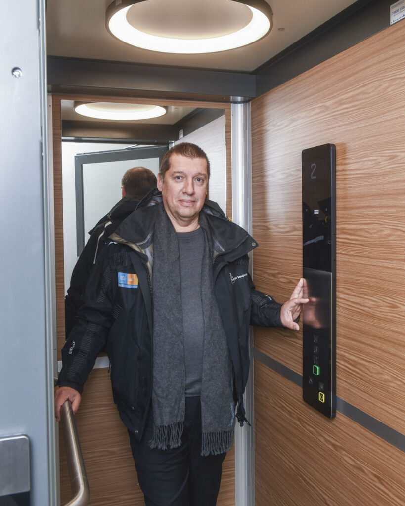 Simo Merilä hissin sisällä