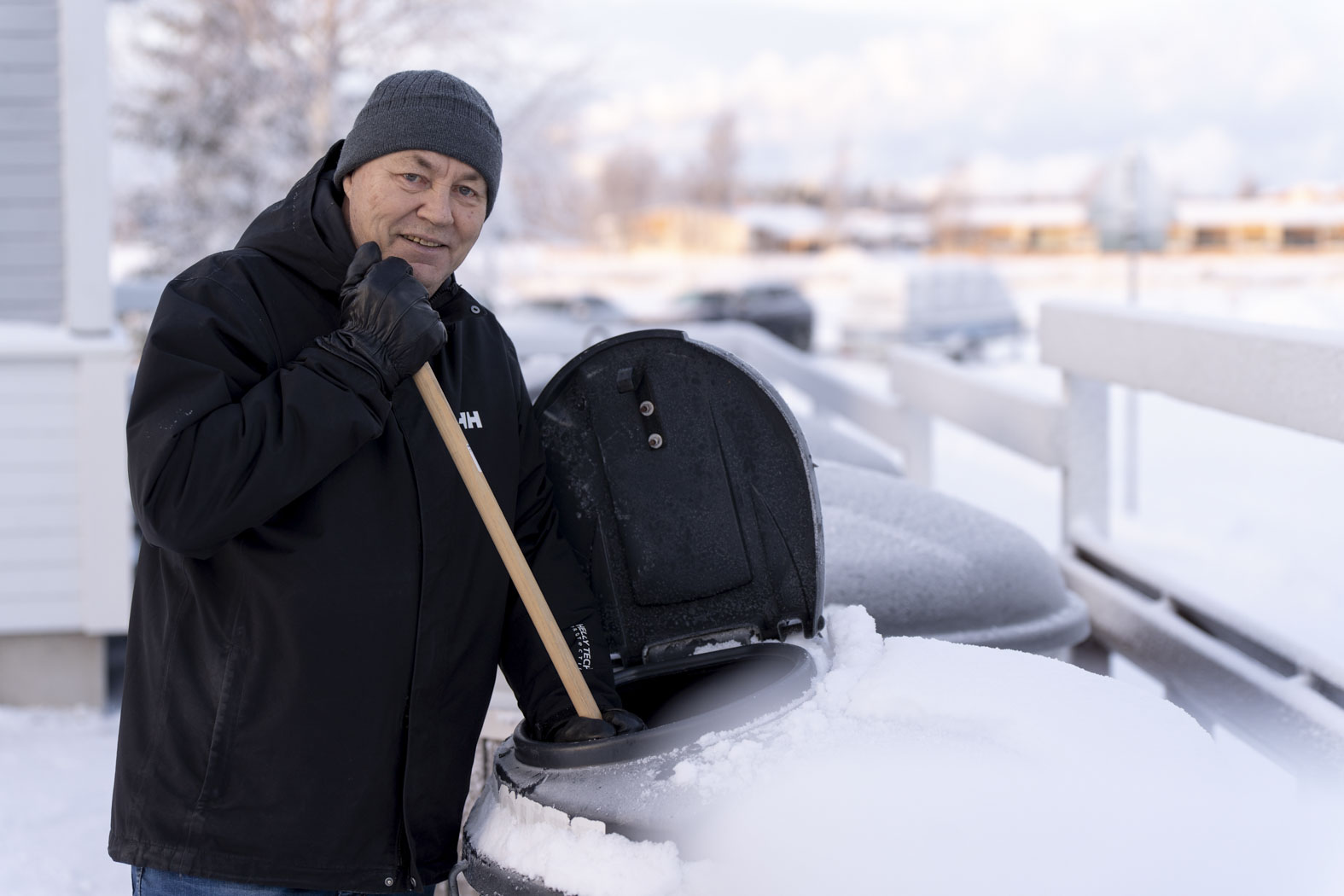 kiinteistönhuolto. Erkki Nikkanen tamppaa roskista.